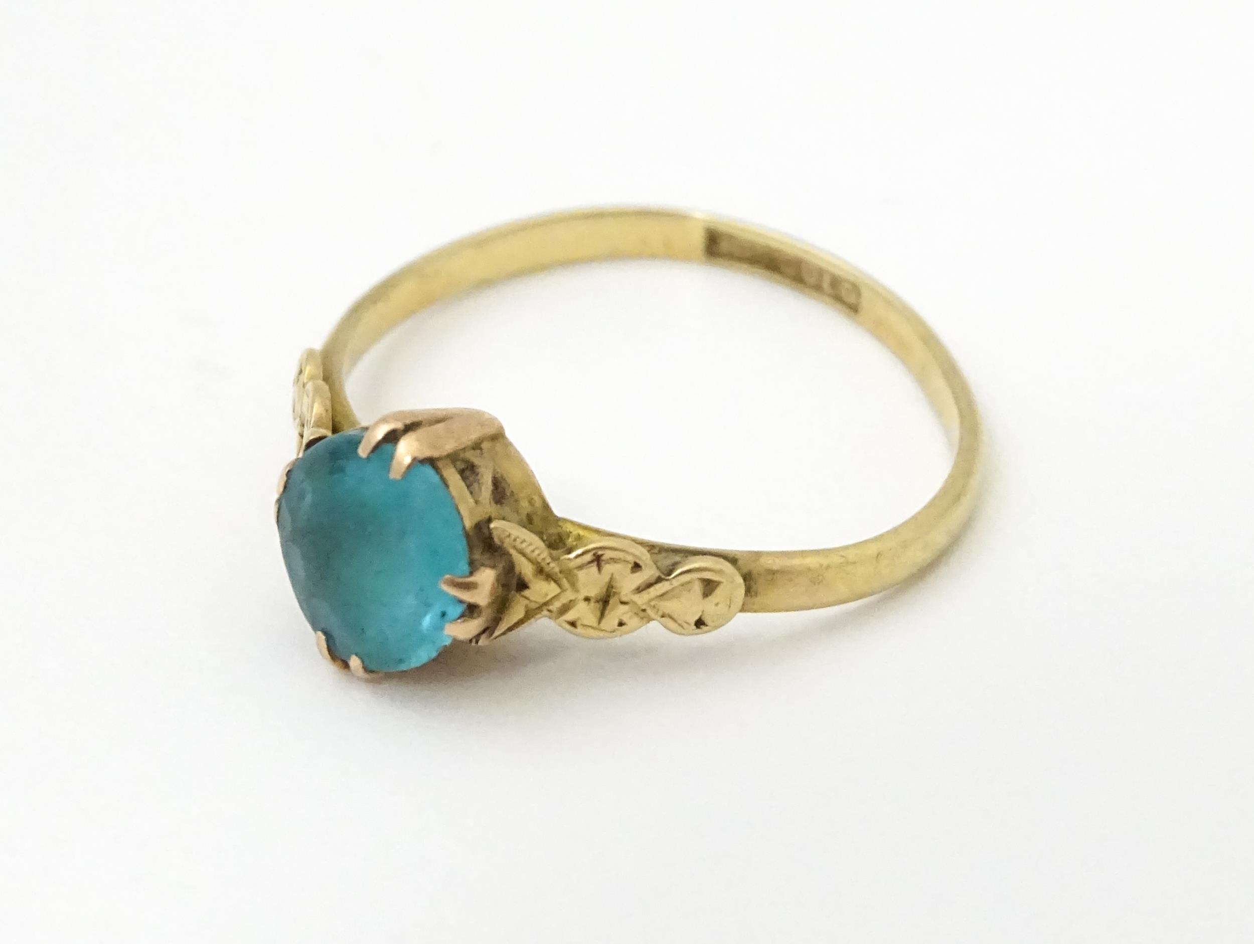 A 9ct gold ring set with aqua coloured glass to centre with engraved detail to shoulders. Ring - Image 3 of 5