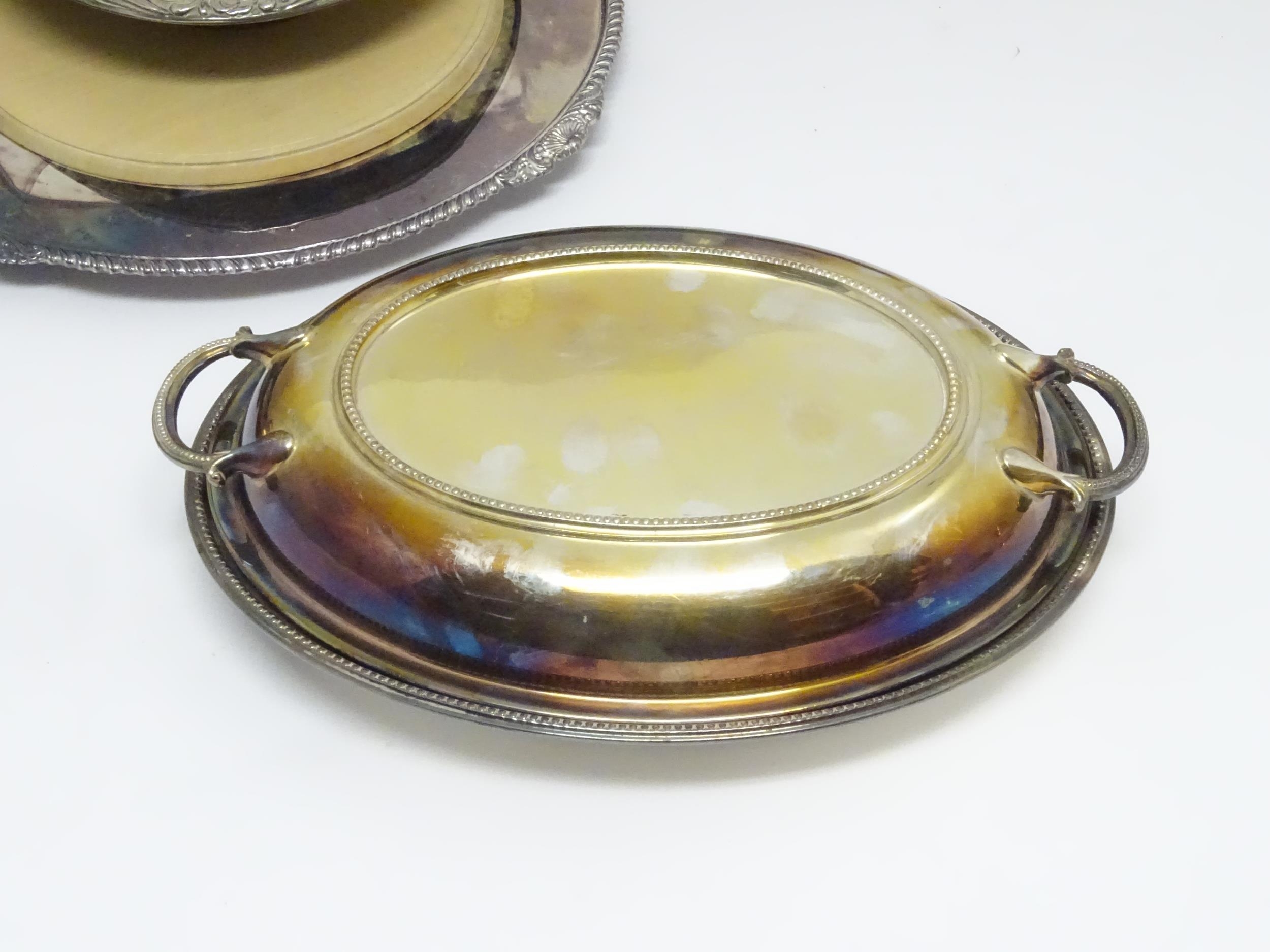 A quantity of assorted silver plated wares to include entree dishes, trays, bread plates, etc. - Image 6 of 11