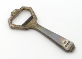 An Art Deco silver bottle opener hallmarked Birmingham 1938, maker William Suckling Ltd. Approx. 3