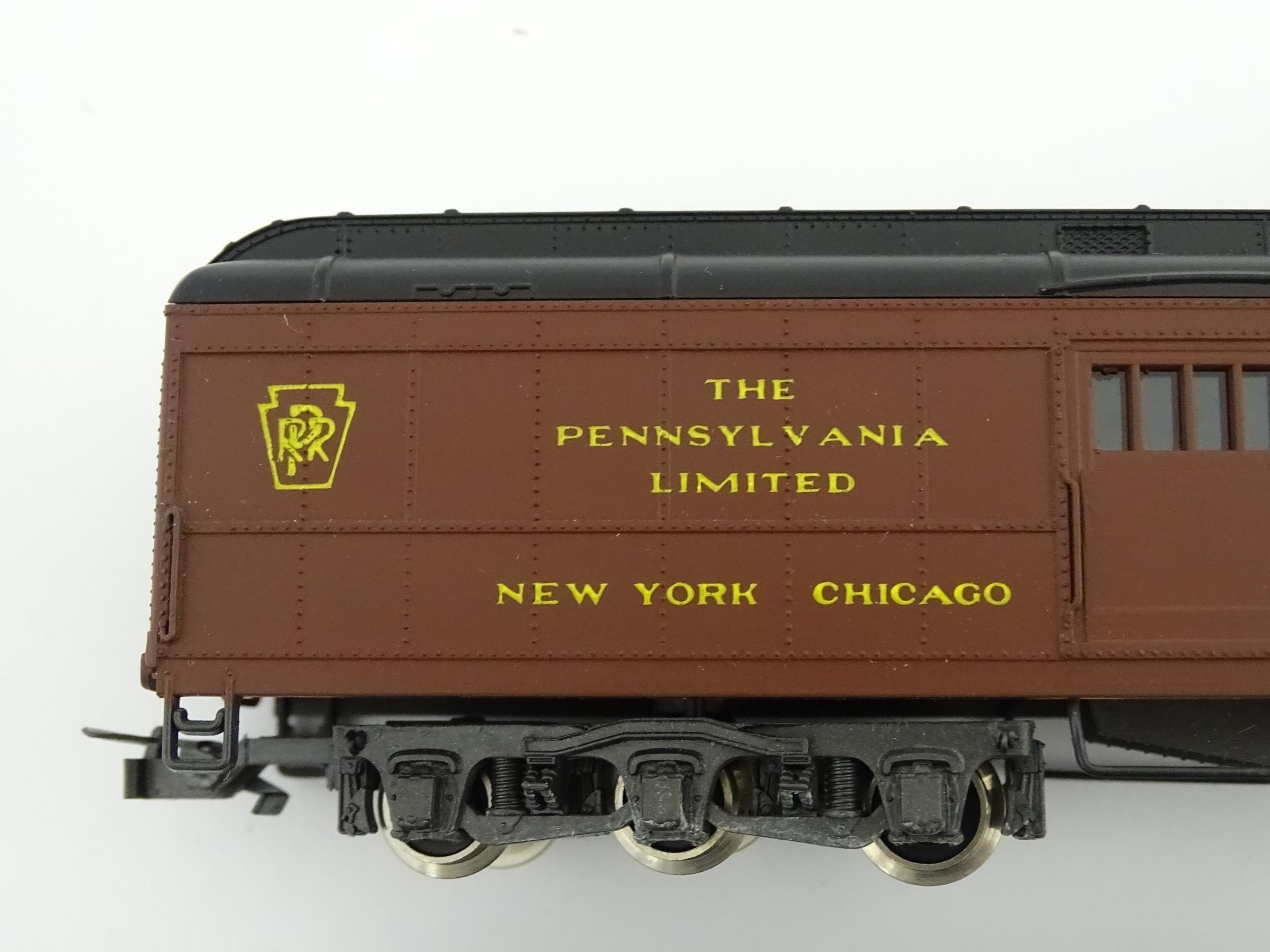 Toys - Model Train / Railway Interest : Four Rivarossi scale model HO gauge carriages comprising - Image 9 of 11