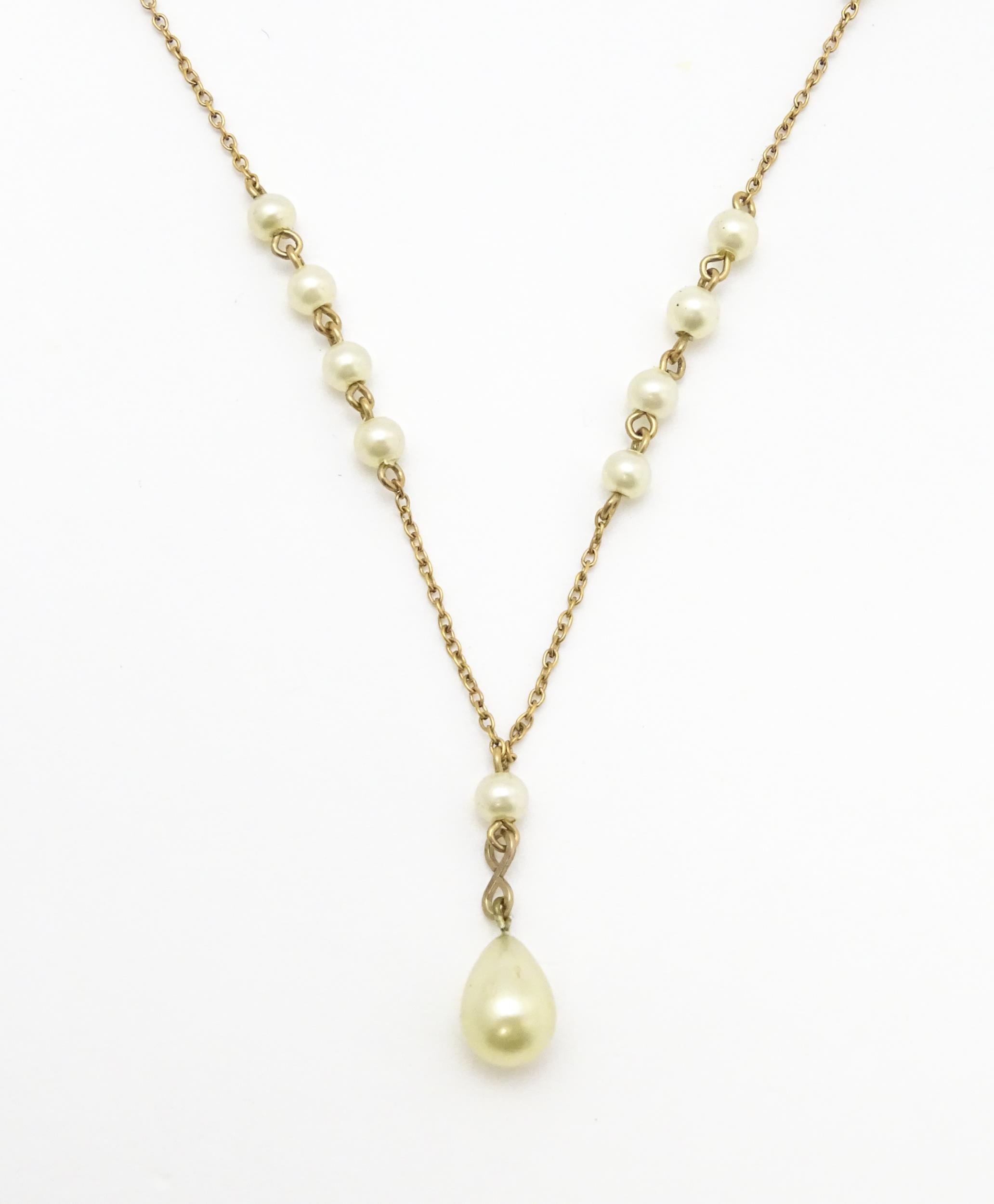 A gilt metal necklace set with pearl beads and drop. Approx. 17" long Please Note - we do not make - Image 4 of 9