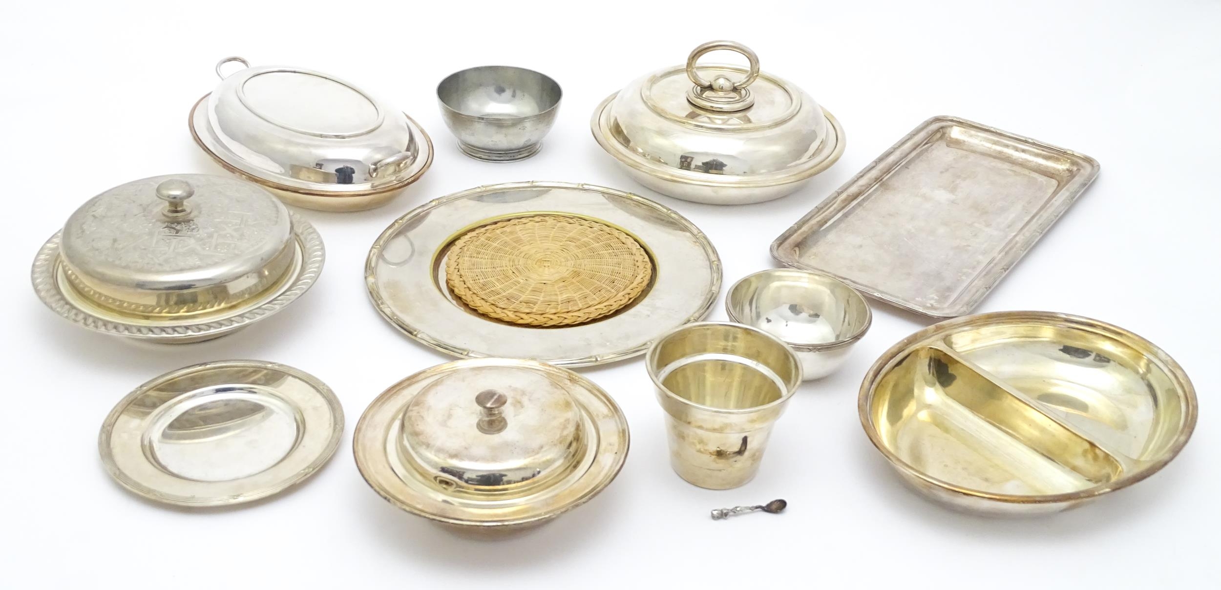 A quantity of assorted silver plate to include entree dishes, trays, dish etc including examples - Bild 3 aus 13