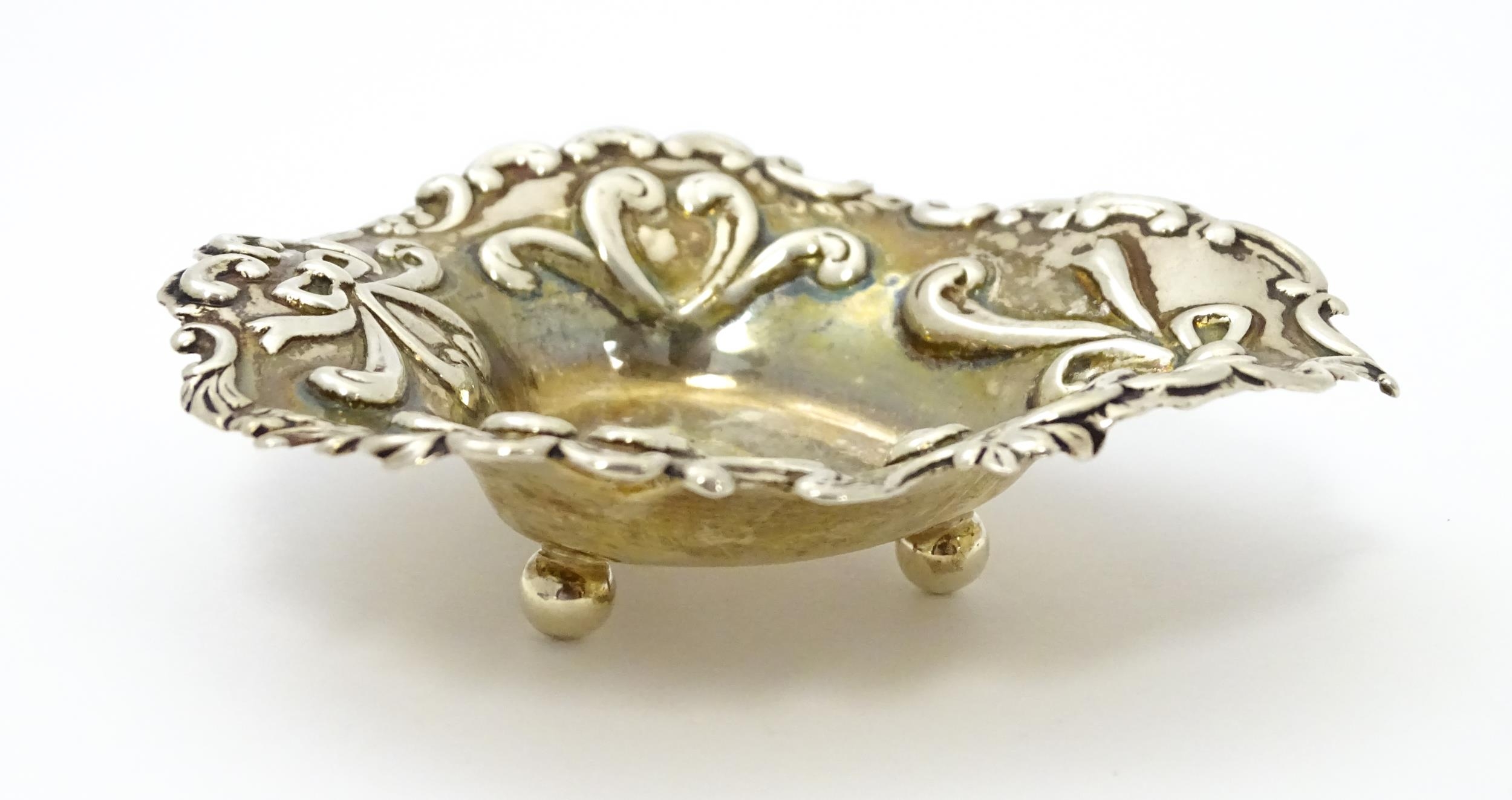 A Victorian silver bonbon dish with embossed bow detail hallmarked Birmingham 1894, maker John - Image 4 of 10