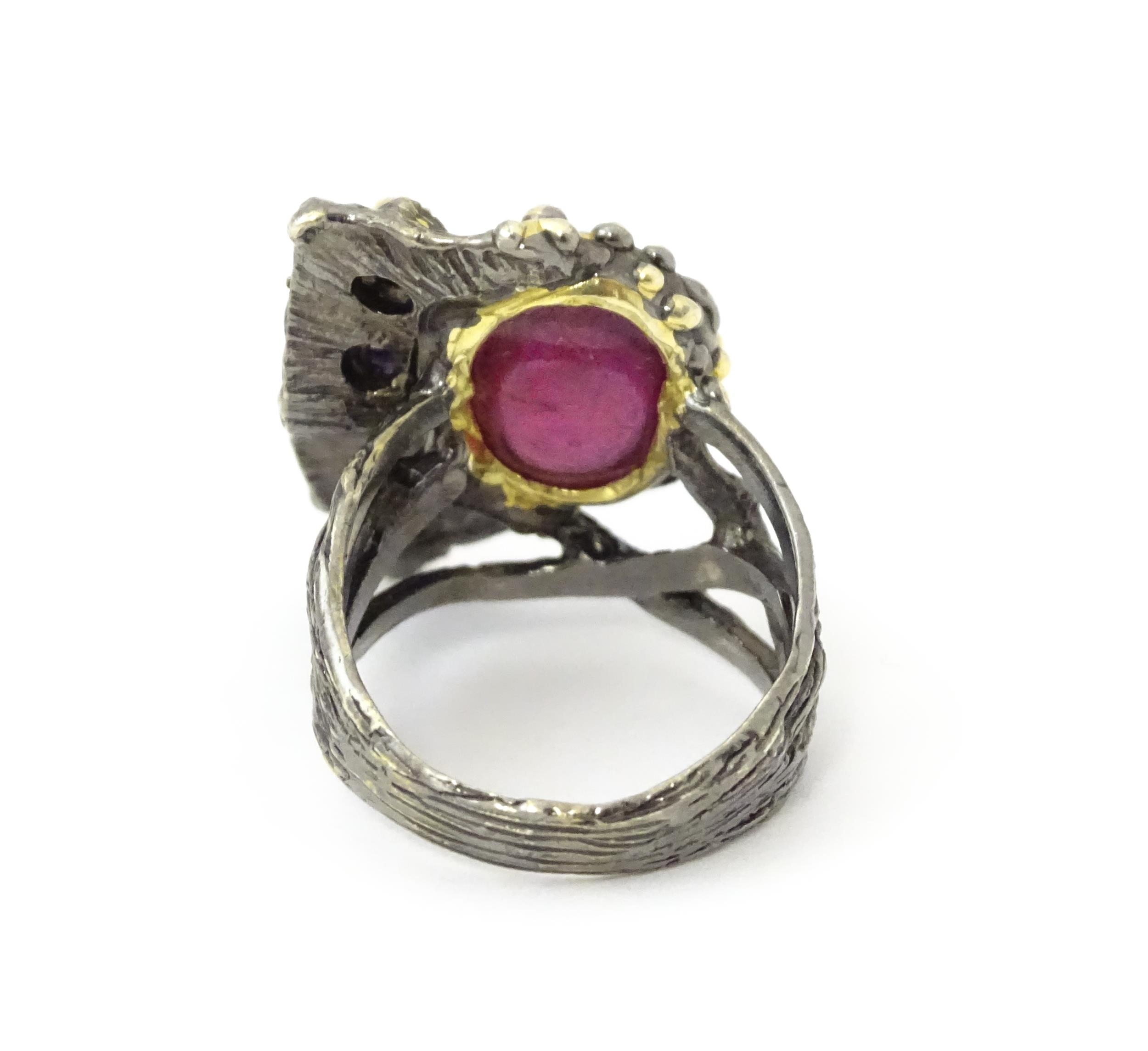 A silver ring set with ruby cabochon and two amethysts, with gilt highlights. Ring size approx. O - Image 5 of 5