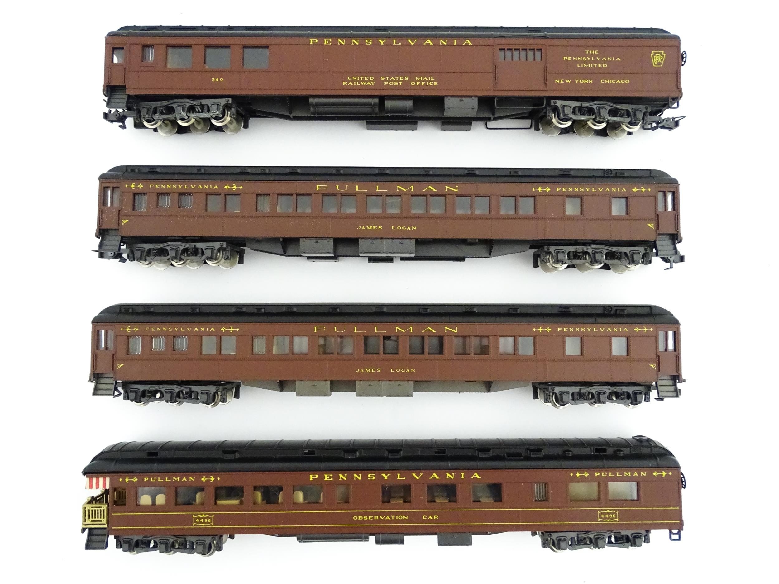 Toys - Model Train / Railway Interest : Four Rivarossi scale model HO gauge carriages comprising - Image 4 of 11