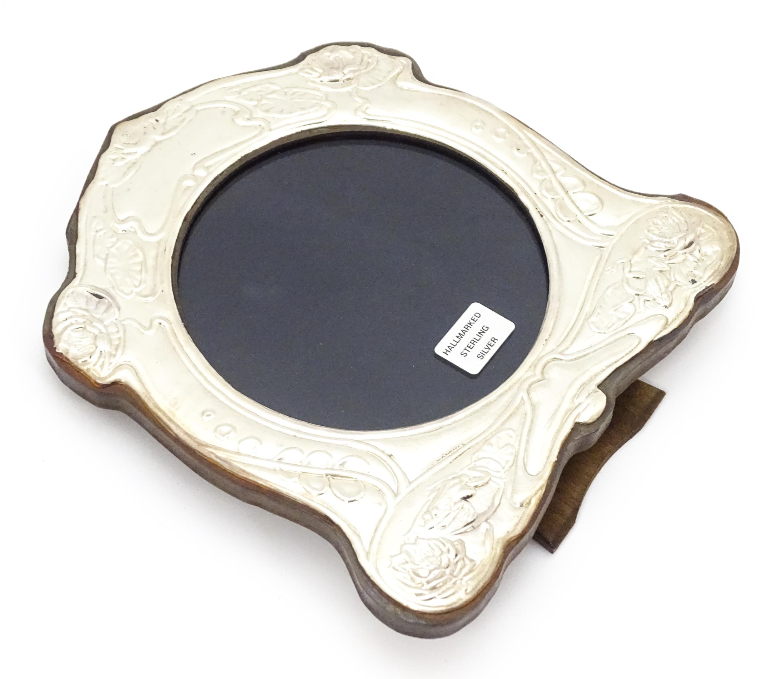 An easel back photograph frame with silver surround with Art Nouveau style decoration depicting - Image 3 of 7