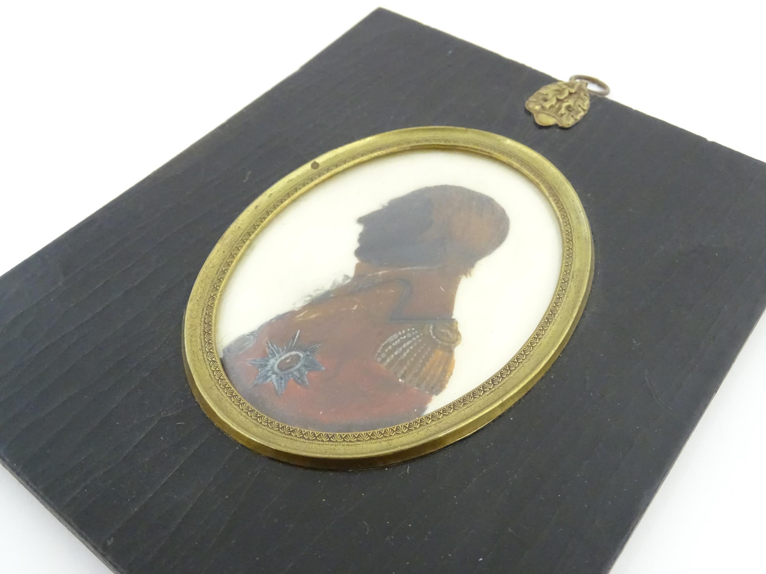 A 19thC watercolour silhouette portrait miniature depicting a a gentleman in profile and wearing - Image 3 of 4