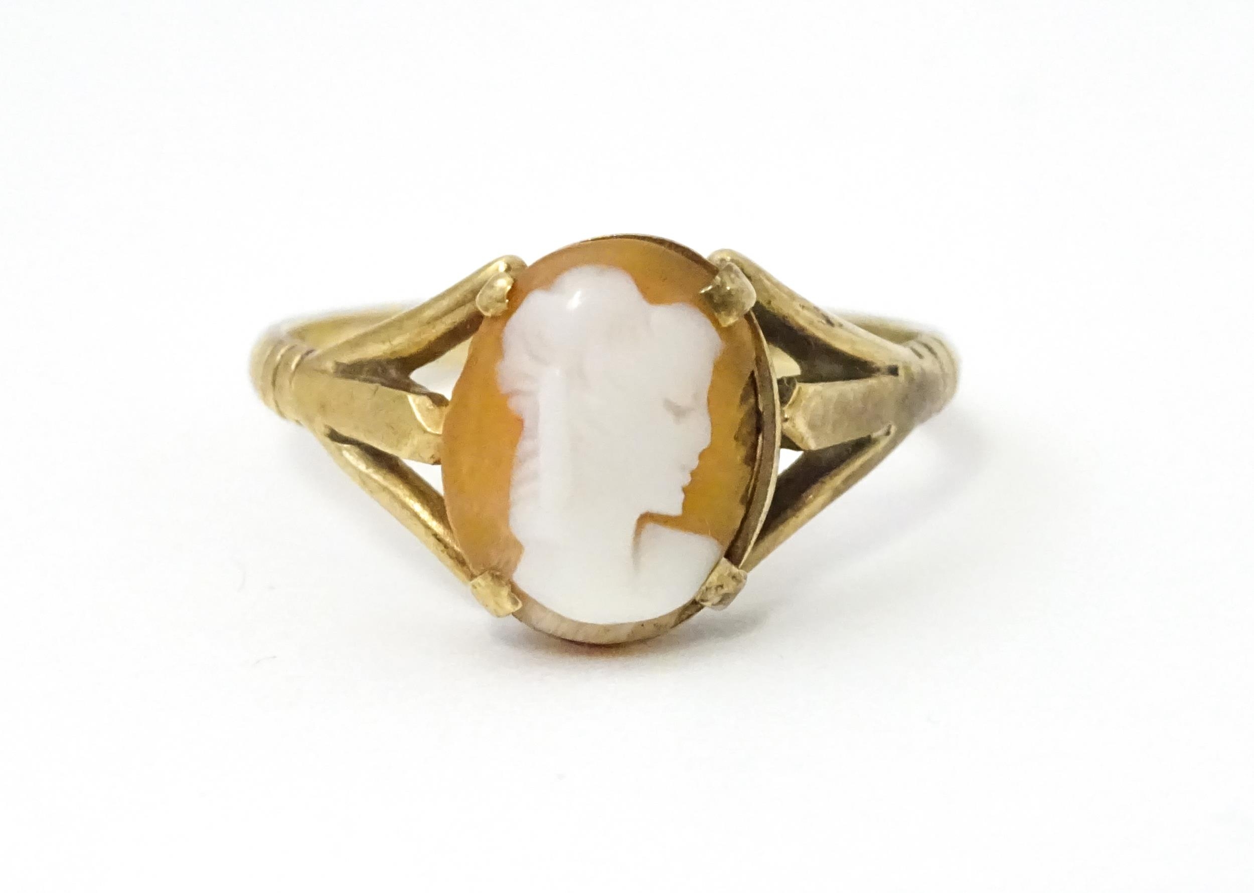 A 9ct gold ring set with classical cameo . Ring size approx. T Please Note - we do not make - Image 2 of 7