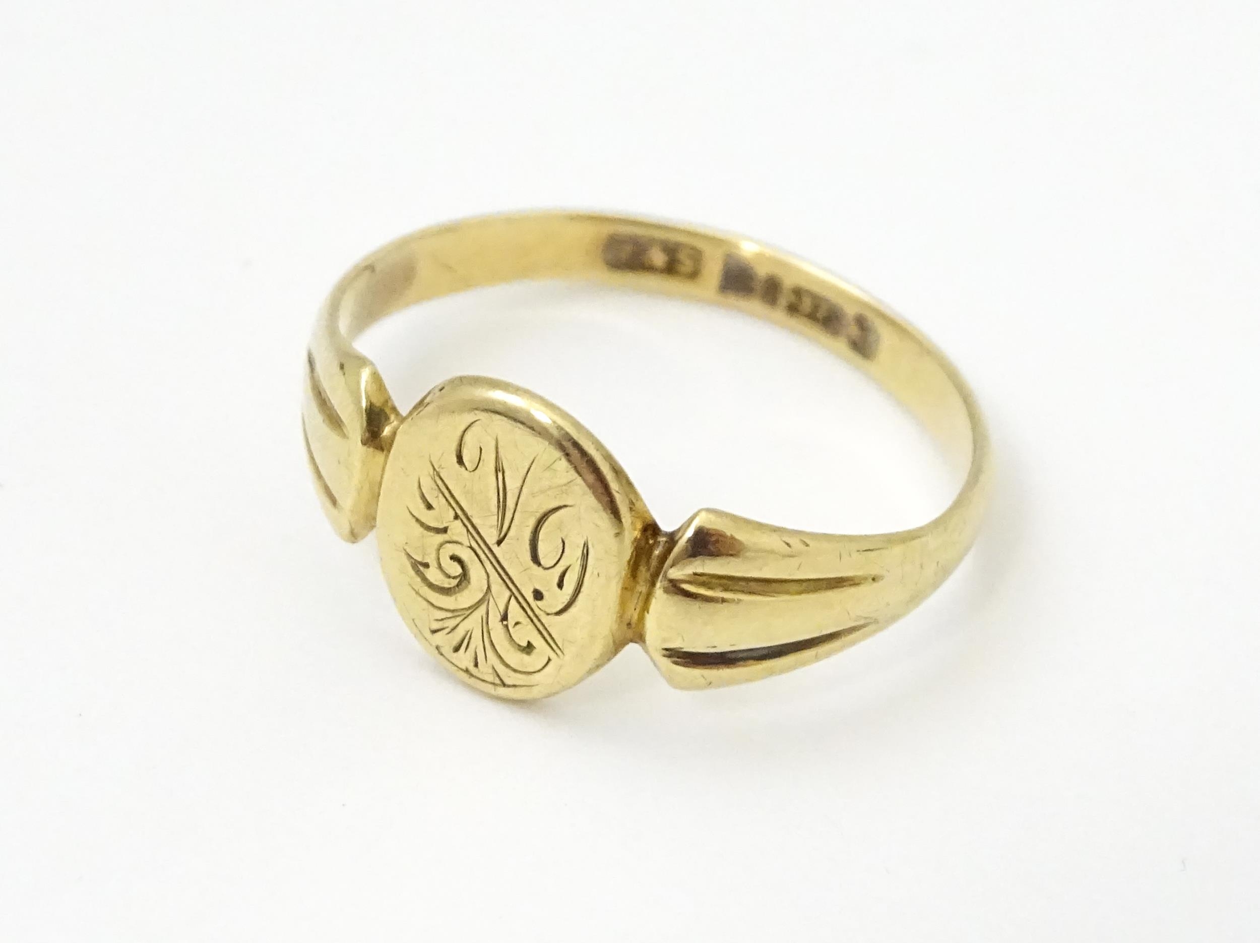 A 9ct gold ring with engraved detail to centre. Ring size approx. N Please Note - we do not make - Image 4 of 7