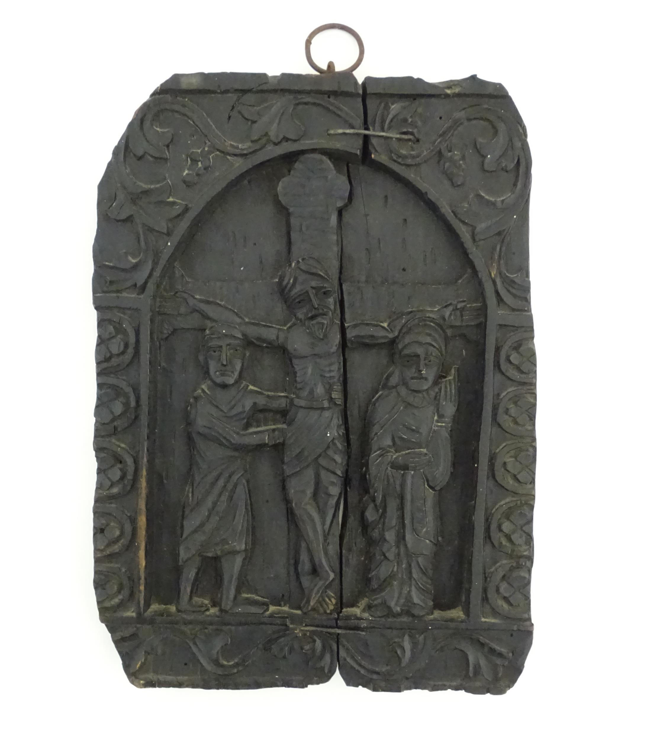 A naive carved wooden plaque depicting the crucifixion of Christ with the Virgin Mary and St. - Bild 3 aus 7