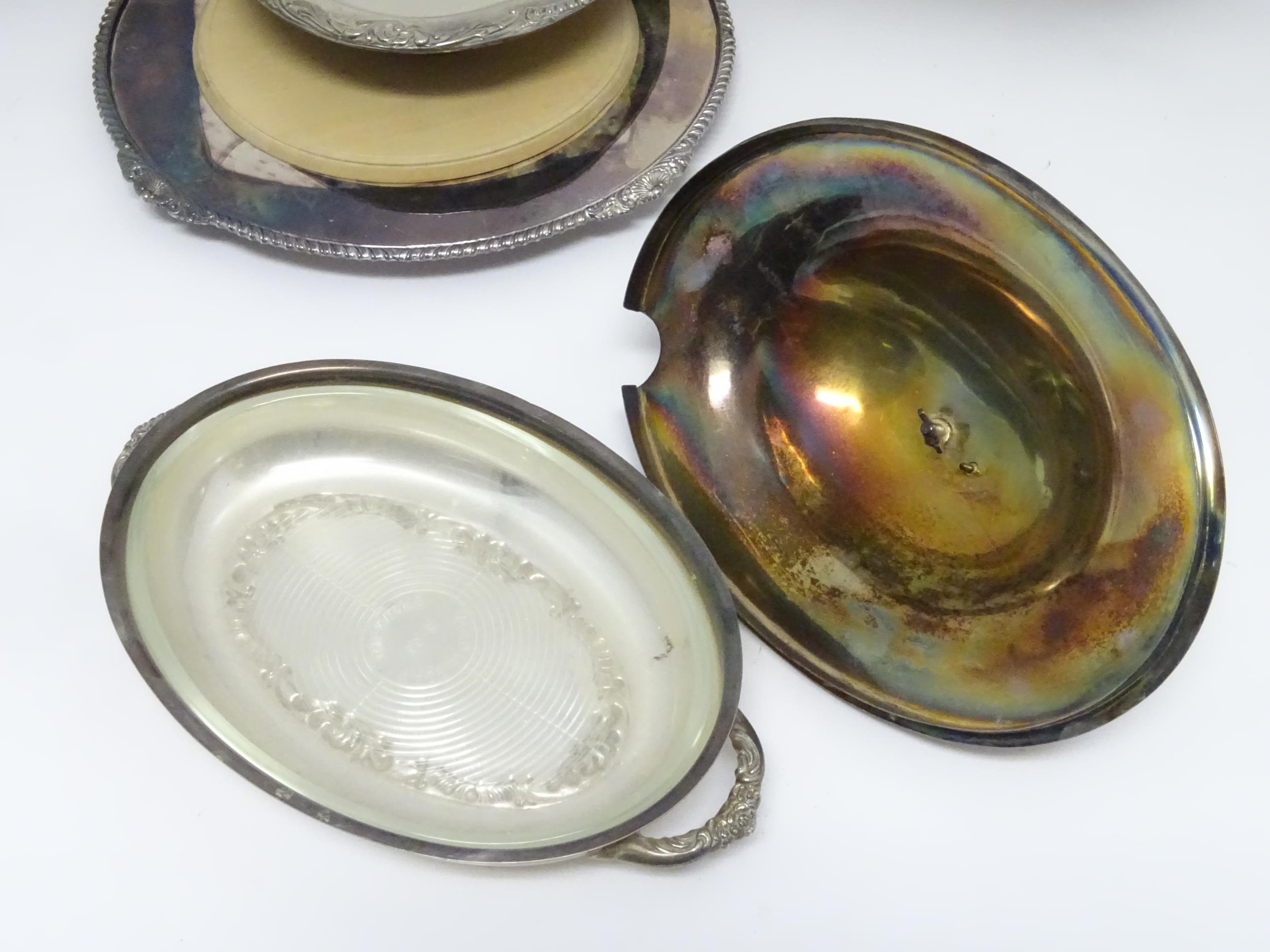 A quantity of assorted silver plated wares to include entree dishes, trays, bread plates, etc. - Image 7 of 11