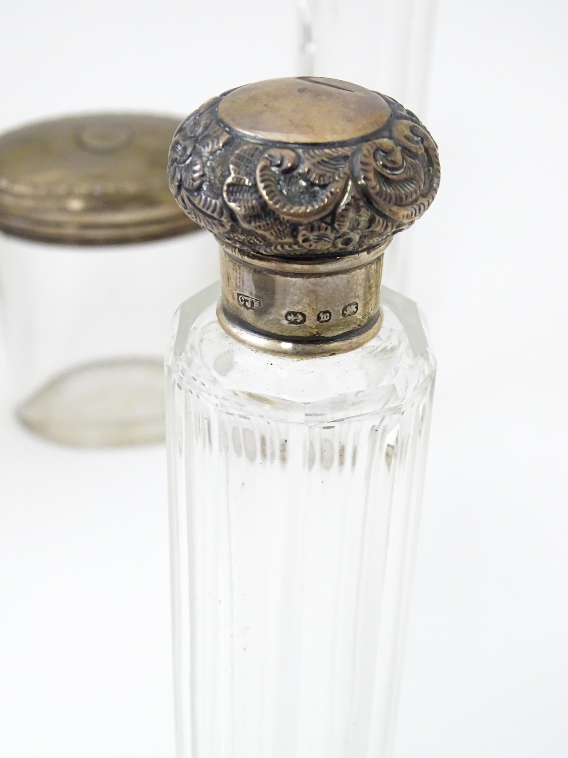 Seven assorted Victorian and later glass and silver topped dressing table pots / jars, to include an - Image 11 of 23