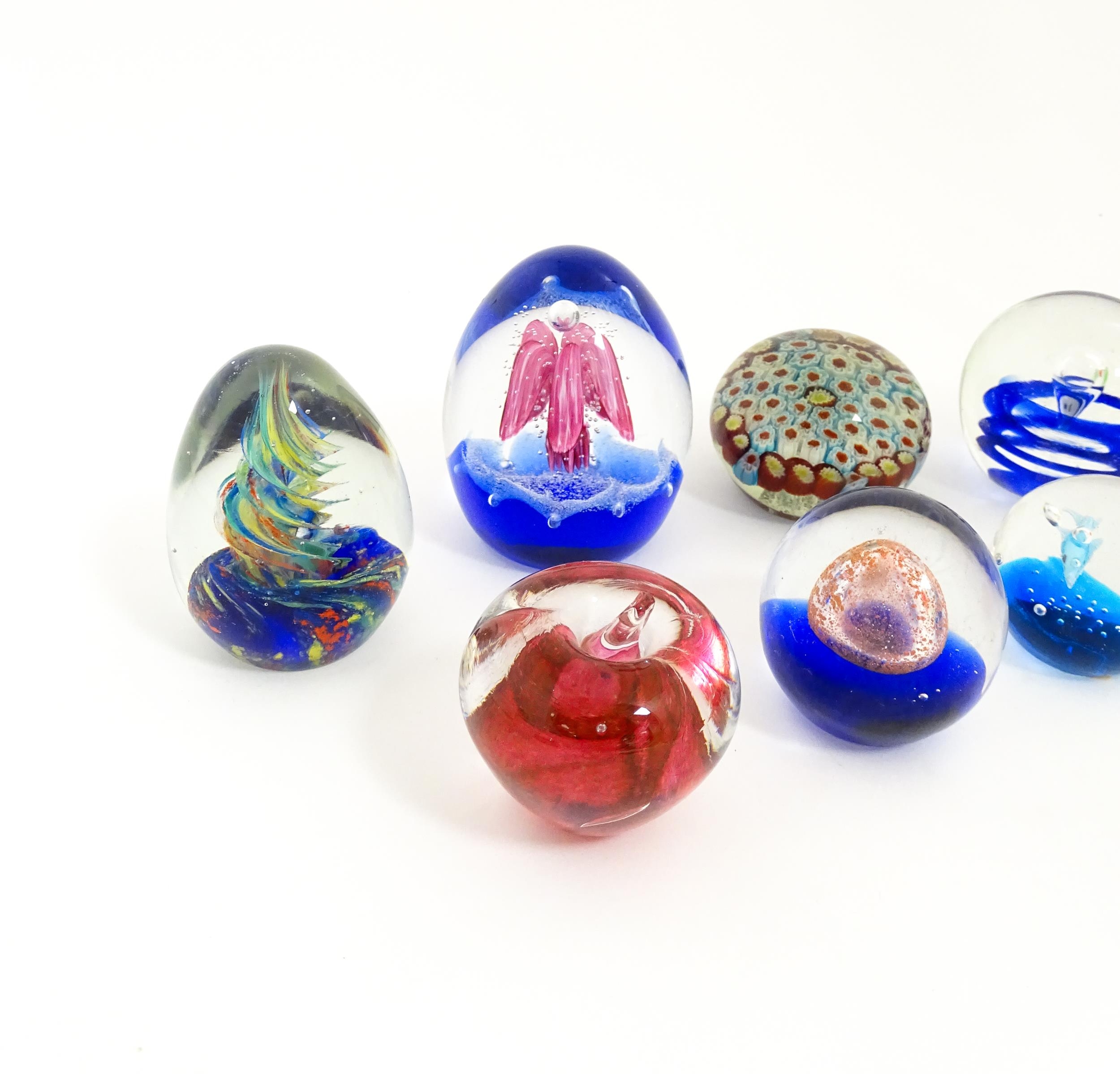 A quantity of assorted art glass paperweights and vases, to include bud vases and a Murano style - Image 7 of 18