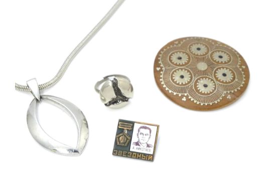 A quantity of assorted jewellery to include a necklace, bracelet and ring by Oroton, a French brooch - Image 17 of 17