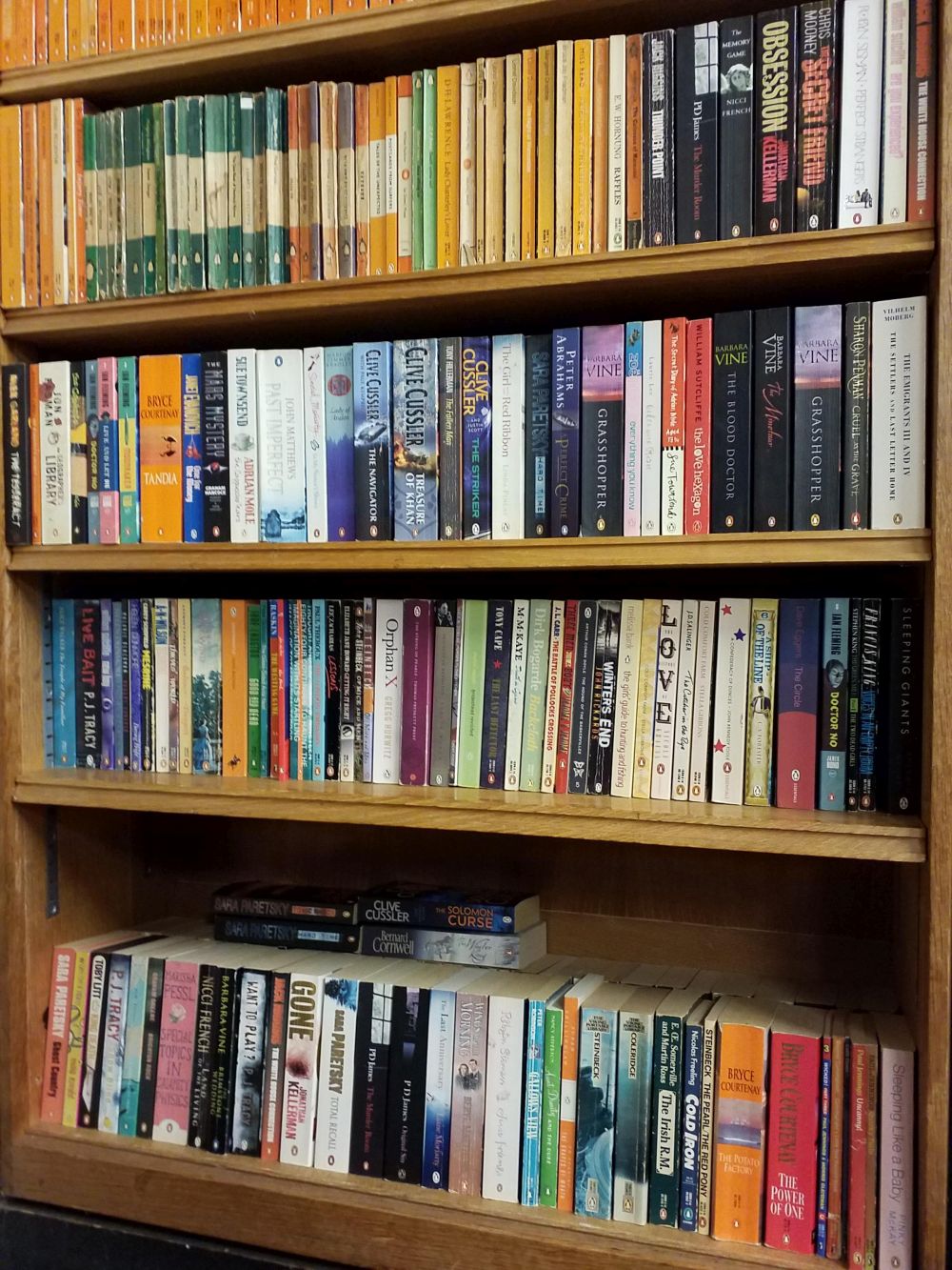 Penguin Paperbacks. A large collection of approximately 600 Penguin paperbacks - Image 2 of 2