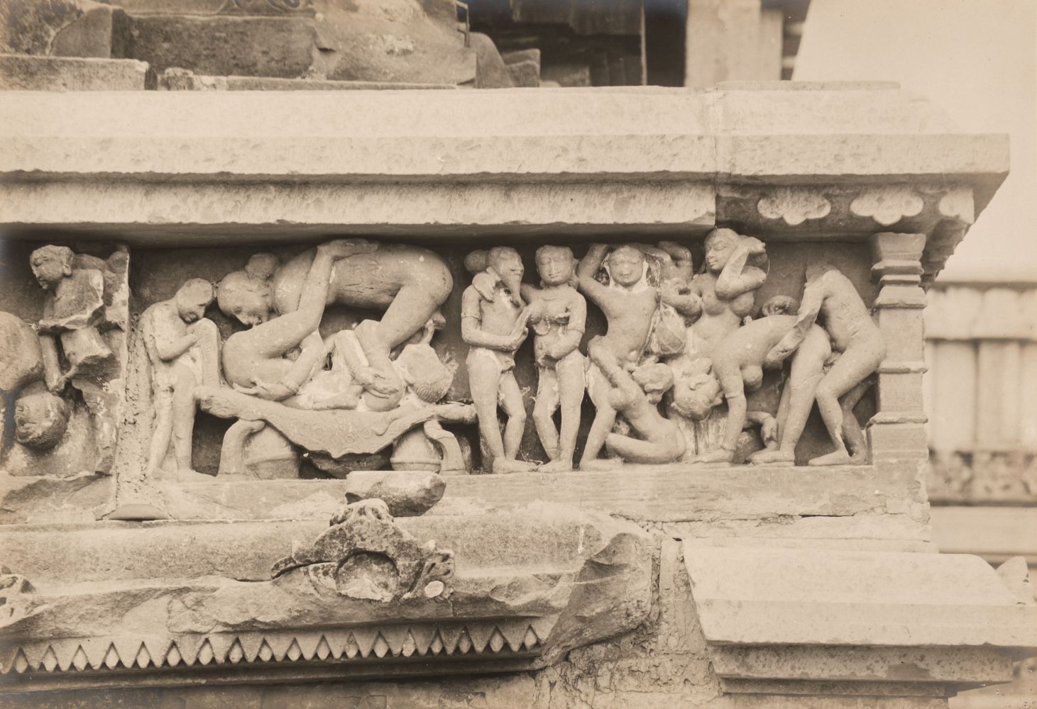 India. An album of 19 mounted photographs of the Sun Temple, Konark (Odisha), c. 1910 - Bild 2 aus 2