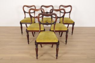 A SET OF SIX EARLY VICTORIAN GRAINED ROSEWOOD DINING CHAIRS