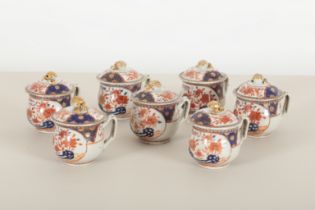 A SET OF SEVEN IMARI PATTERN CHOCOLATE CUPS AND COVERS