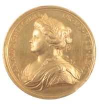 A QUEEN ANNE GOLD MEDAL BY JOHN CROKER (1670-1741)