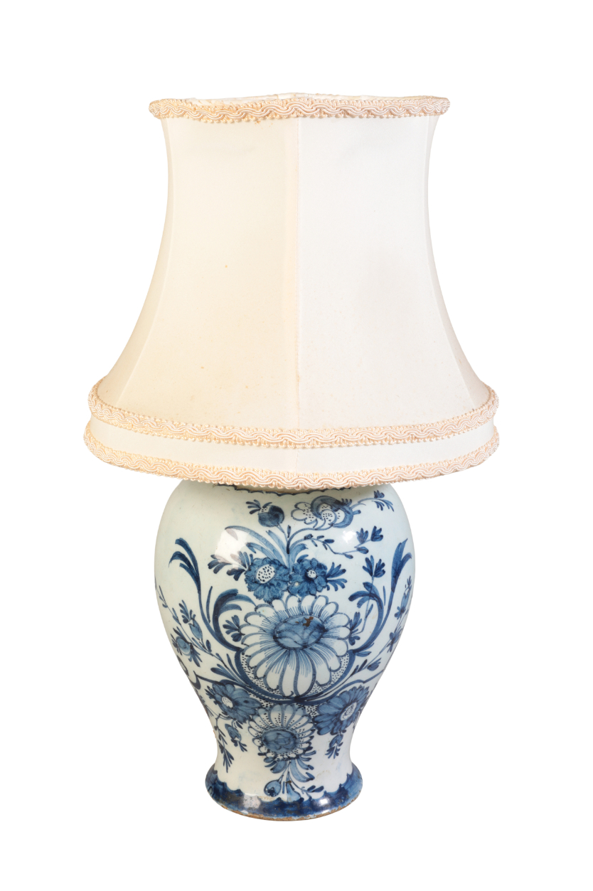 A JAPANESE PORCELAIN BALUSTER VASE - Image 2 of 2