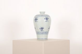 A CHINESE BLUE AND WHITE PORCELAIN BOTTLE VASE