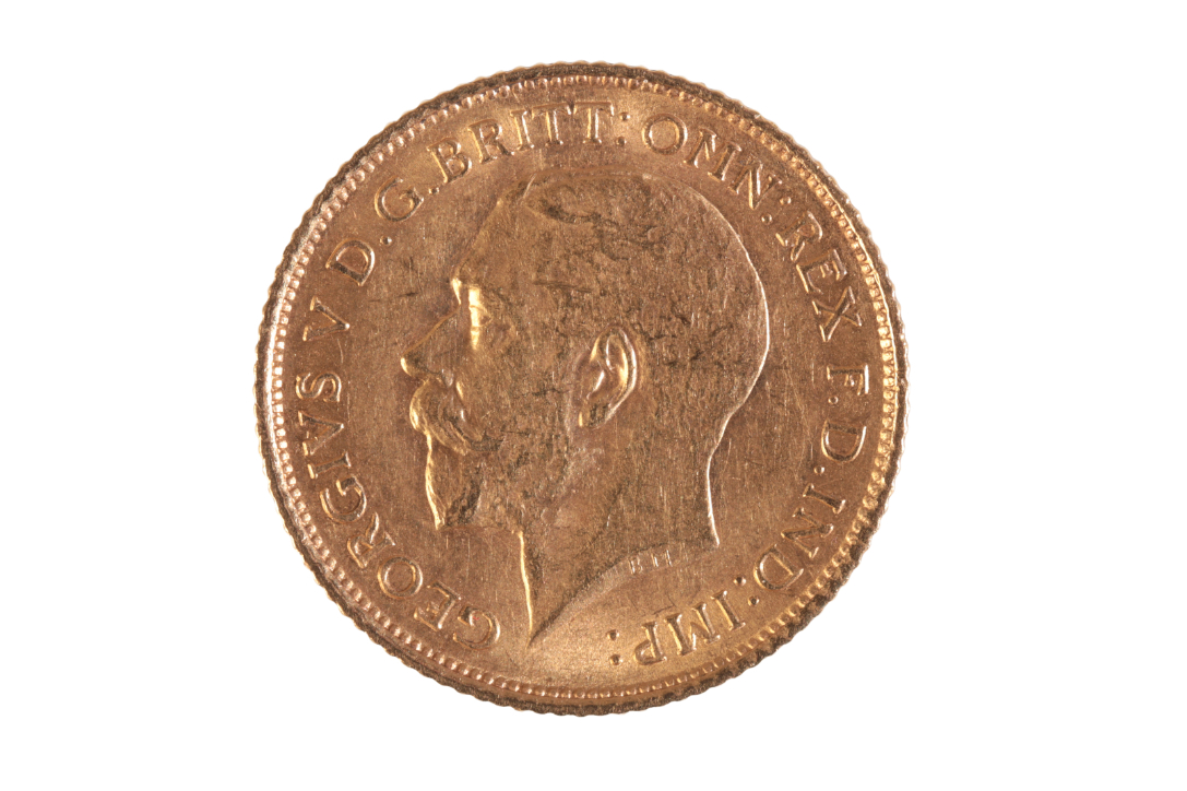 A 1915 GEORGE V GOLD HALF SOVEREIGN