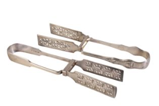 A PAIR OF VICTORIAN SILVER KINGS PATTERN ASPARAGUS TONGS