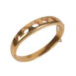 A 22CT GOLD HINGED BANGLE