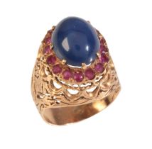 A SYNTHETIC STAR SAPPHIRE AND RUBY BOMBÉ RING