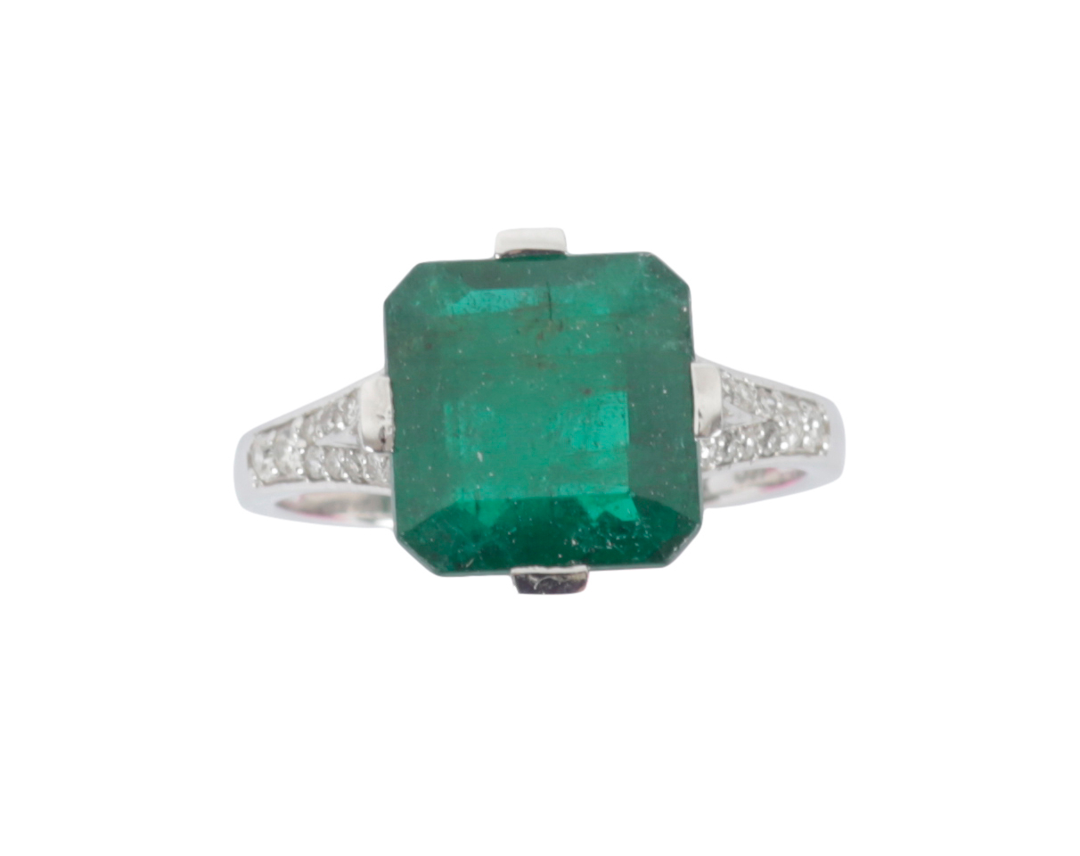 A 4.72 CARAT EMERALD AND DIAMOND RING - Image 2 of 2