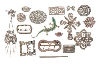 A LARGE COLLECTION OF PASTE JEWELLERY
