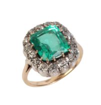 A FINE ANTIQUE EMERALD AND DIAMOND CLUSTER RING