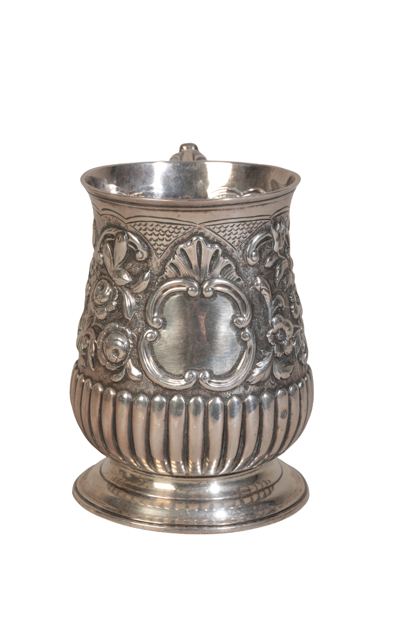 A GEORGE II SILVER TANKARD - Image 2 of 3