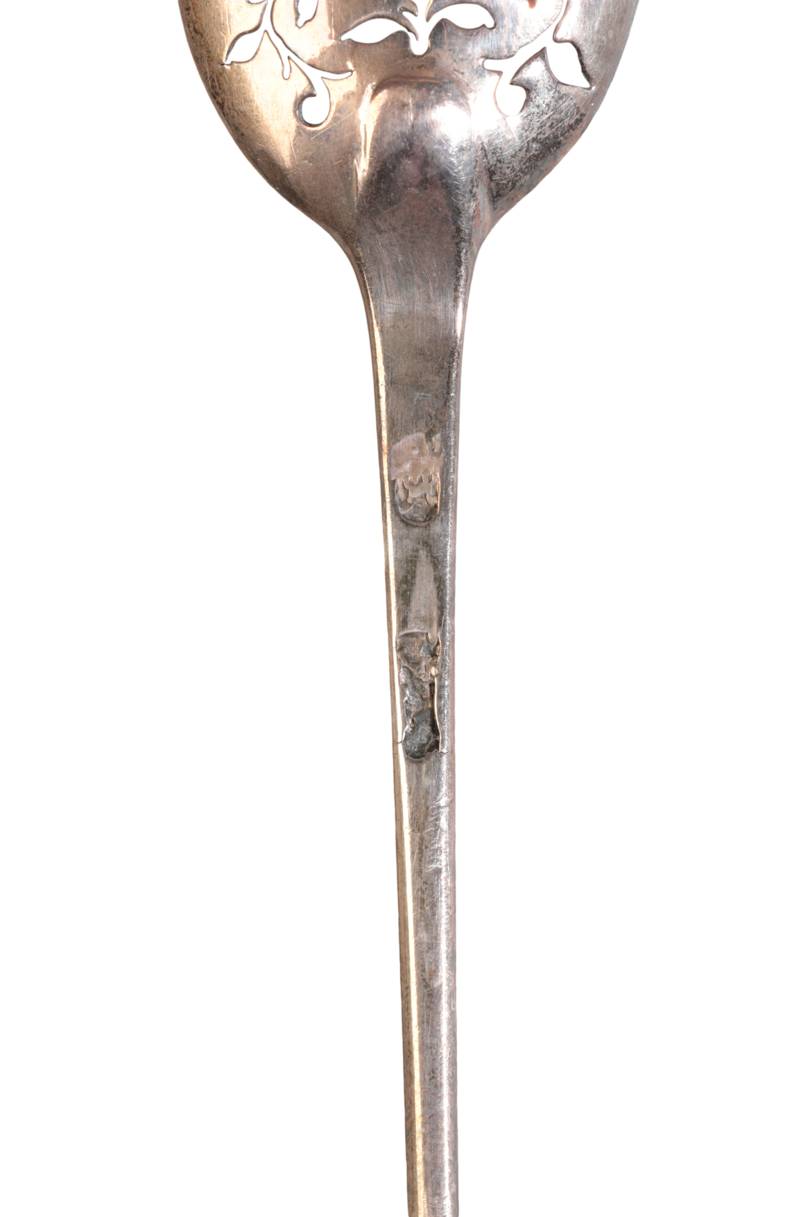 A GEORGE III SILVER MOTE SPOON - Image 3 of 3