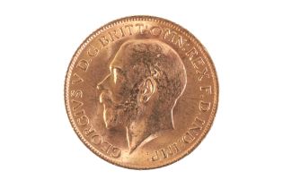 A 1915 GEORGE V GOLD SOVEREIGN