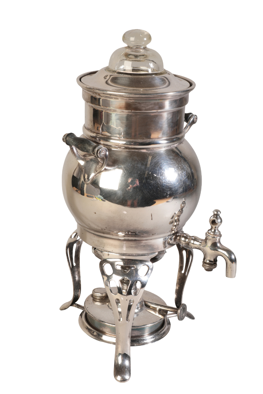 AN EARLY 20TH CENTURY SILVER PLATED COFFEE URN