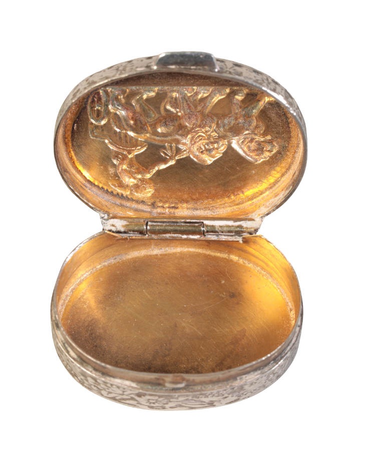 AN EARLY 20TH CENTURY DUTCH SILVER OVAL PILL BOX - Image 2 of 2