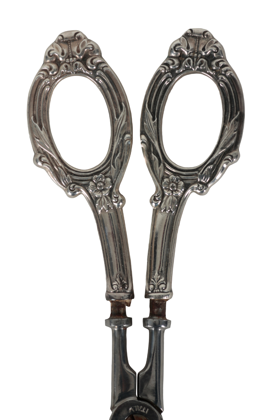 A PAIR OF AMERICAN STERLING SILVER HANDLED GRAPE SCISSORS - Image 2 of 3