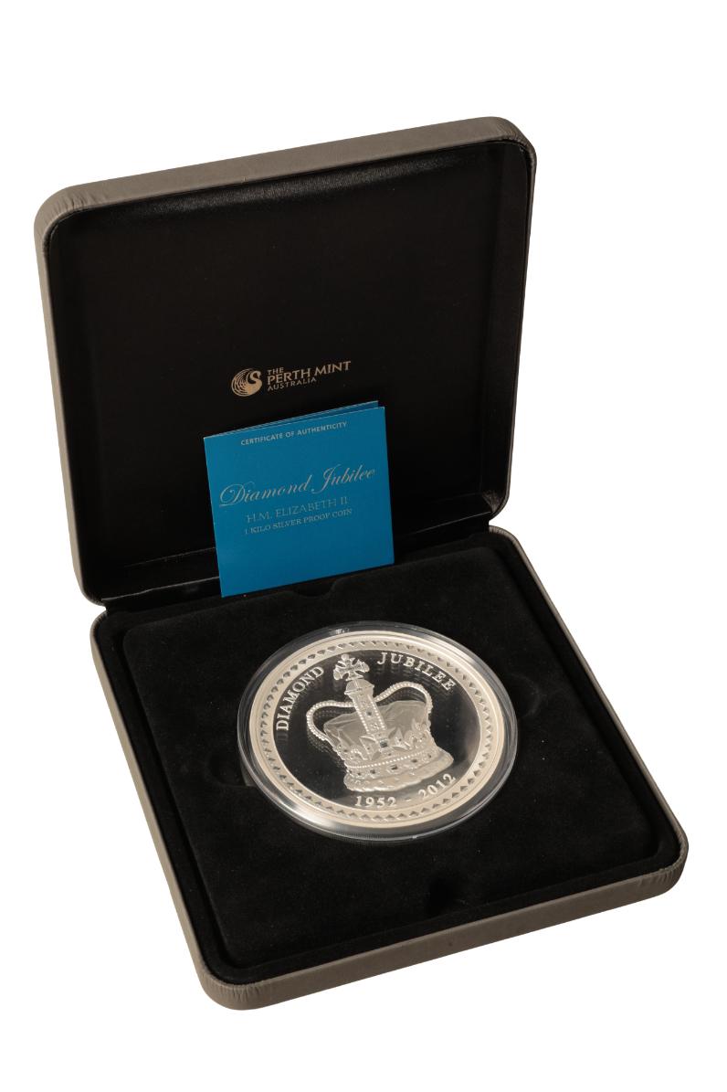 PERTH MINT OF AUSTRALIA: A 2012 QUEEN ELIZABETH II DIAMOND JUBILEE 1KG SILVER PROOF COIN - Image 2 of 2