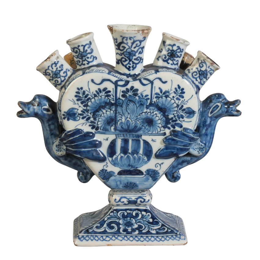 A DUTCH DELFT BLUE AND WHITE TULIP VASE - Image 2 of 5