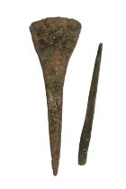 A SMALL BRONZE AGE AXE OR CHISEL HEAD