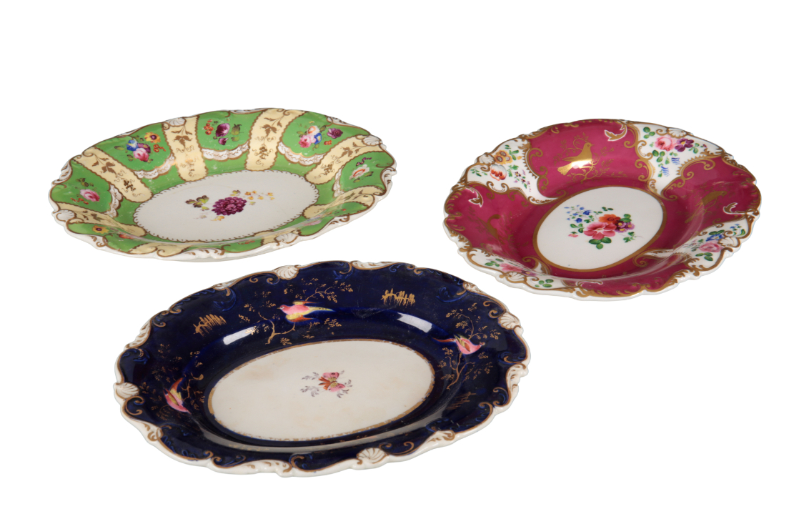 A GROUP OF FOUR H & R DANIEL SHELL SHAPE OVAL DESSERT DISHES - Image 2 of 4