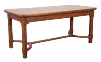 AN EARLY 20TH CENTURY OAK DINING TABLE