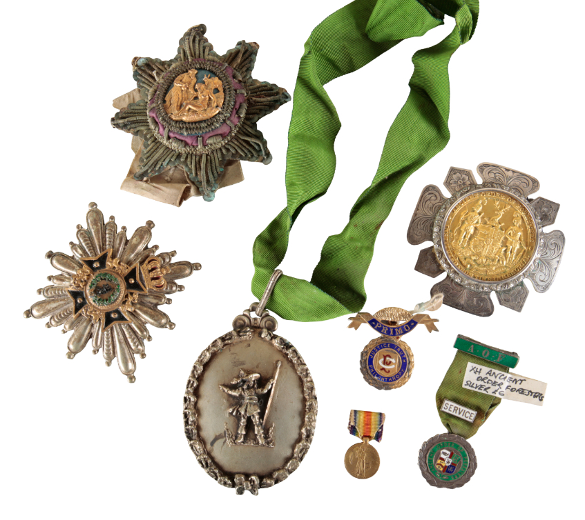 AN ASSORTED COLLECTION OF BUFFALO AND ANCIENT ORDER OF FORRESTERS BADGES AND MEDALS