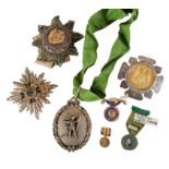 AN ASSORTED COLLECTION OF BUFFALO AND ANCIENT ORDER OF FORRESTERS BADGES AND MEDALS