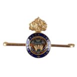 AN ENAMELLED 15CT GOLD ROYAL WELCH FUSILIERS SWEETHEART BROOCH