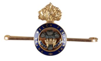 AN ENAMELLED 15CT GOLD ROYAL WELCH FUSILIERS SWEETHEART BROOCH