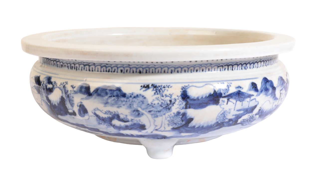 A LARGE CHINESE BLUE AND WHITE TRIPOD CENSER