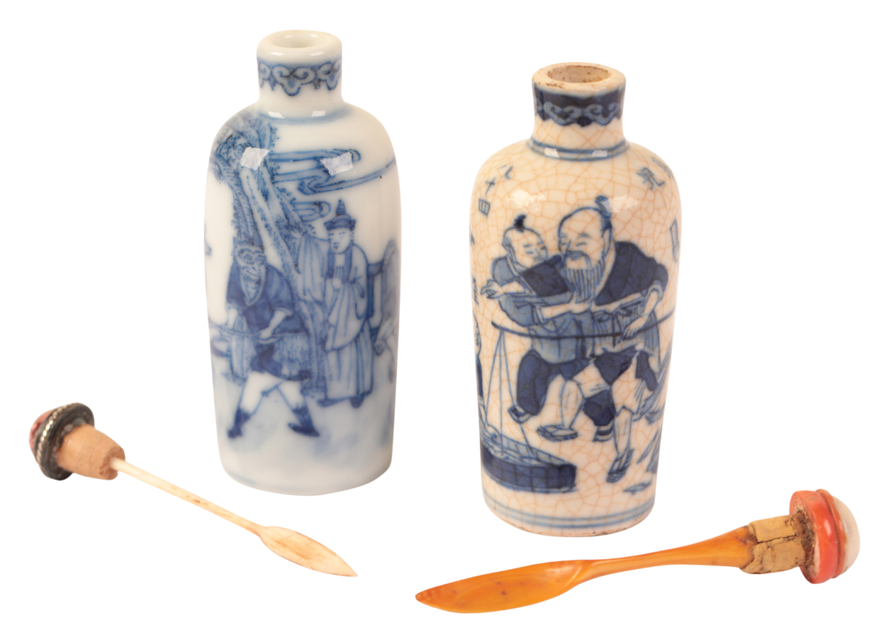 TWO CHINESE BLUE AND WHITE SNUFF BOTTLES - Image 4 of 4