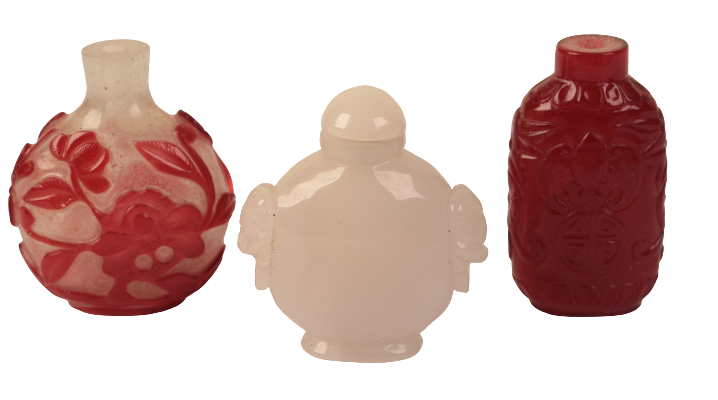 A GROUP OF THREE CHINESE GLASS SNUFF BOTTLES